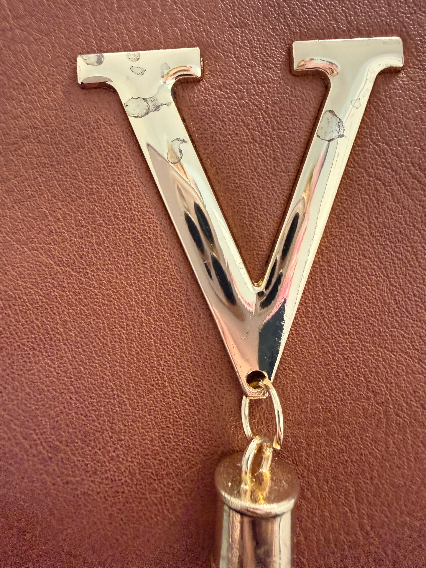 ** REDUCED DUE TO IMPERFECTION - METAL ON V TARNISHED - NO RETURN ** V Logo Tassel Box Bag