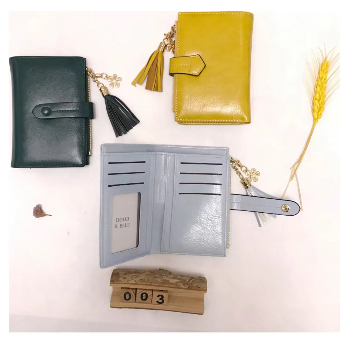 Shows inside of purse and card compartment.