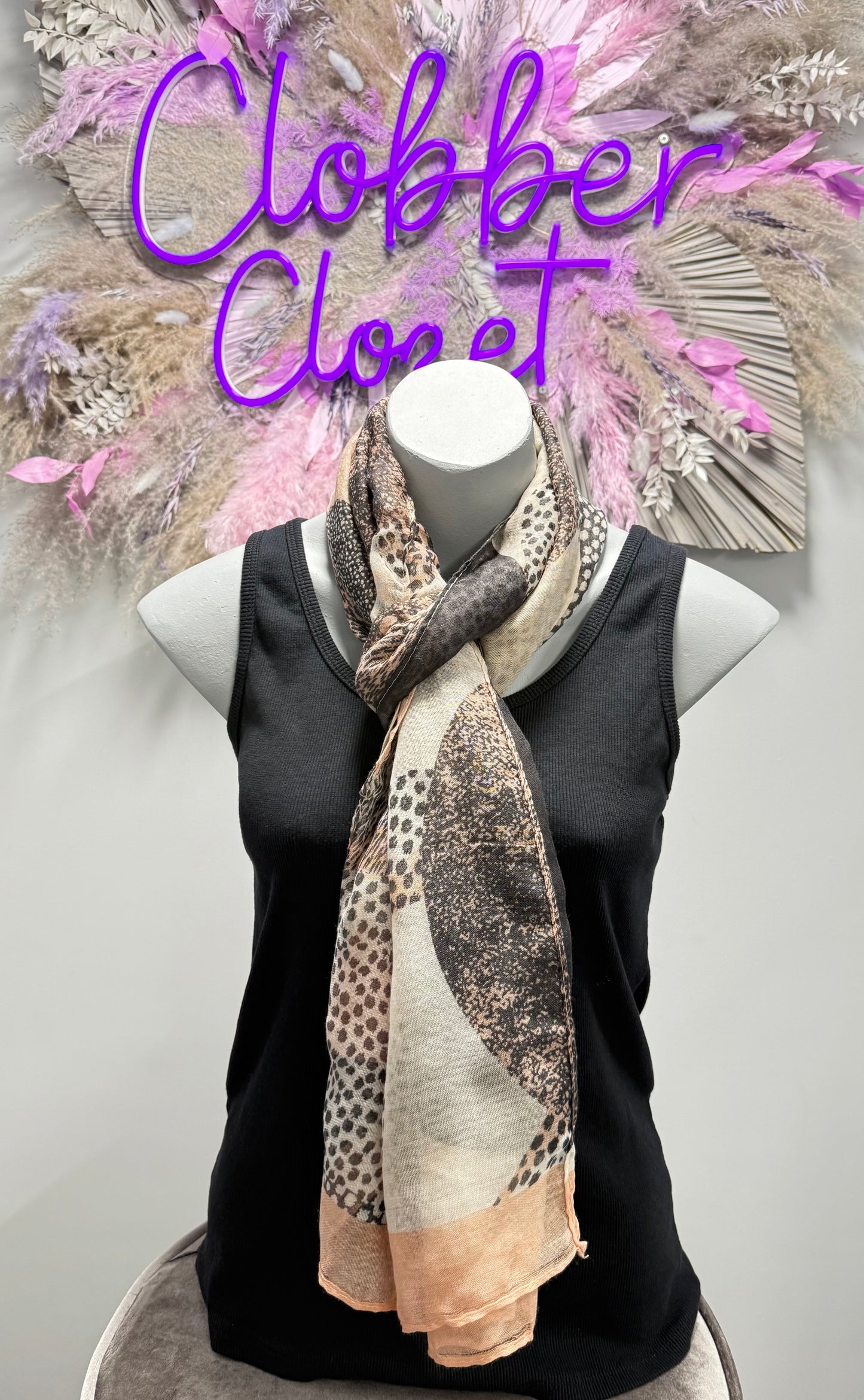 Leopard Dots Print
Scarf