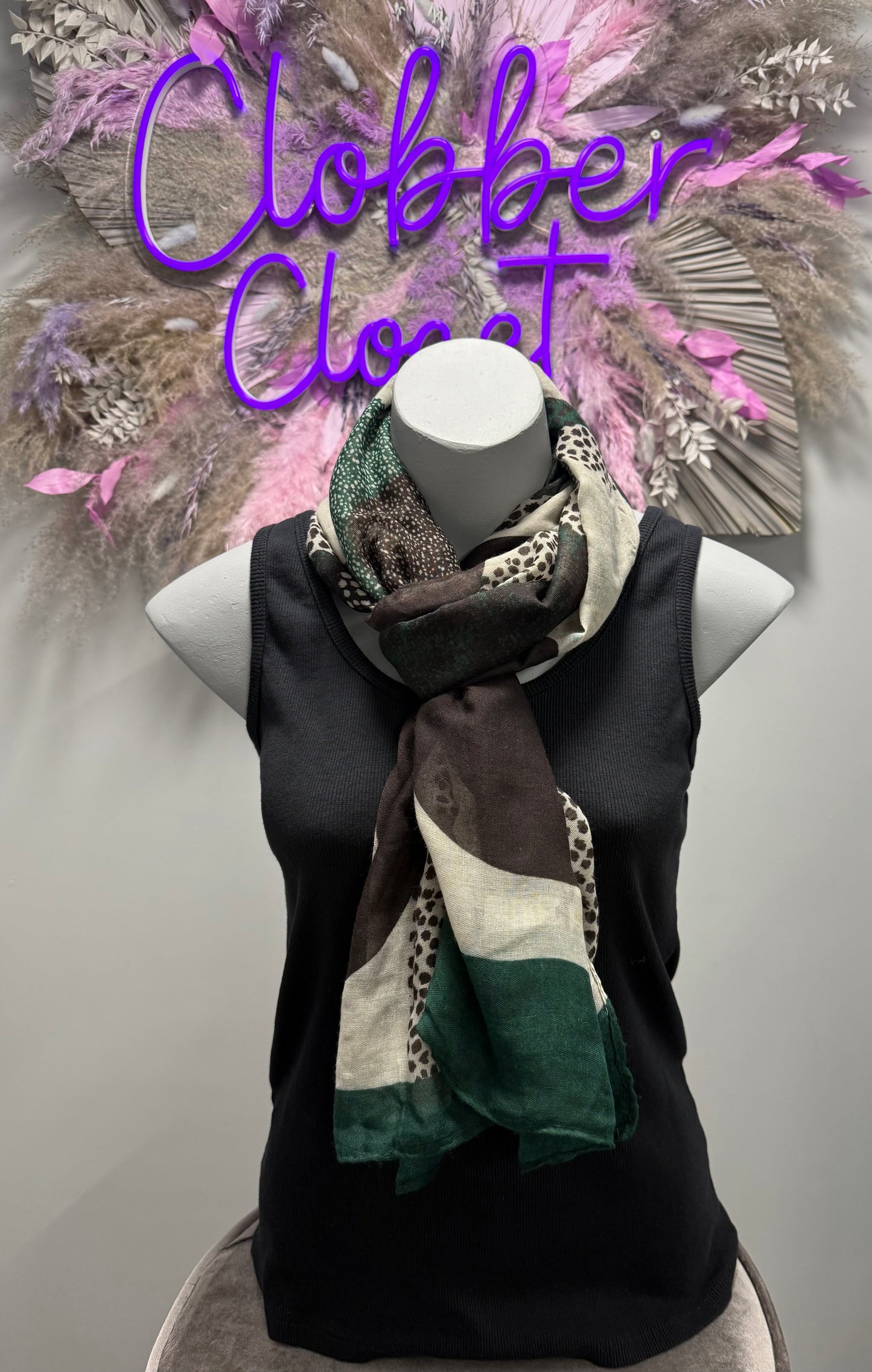 Leopard Dots Print
Scarf