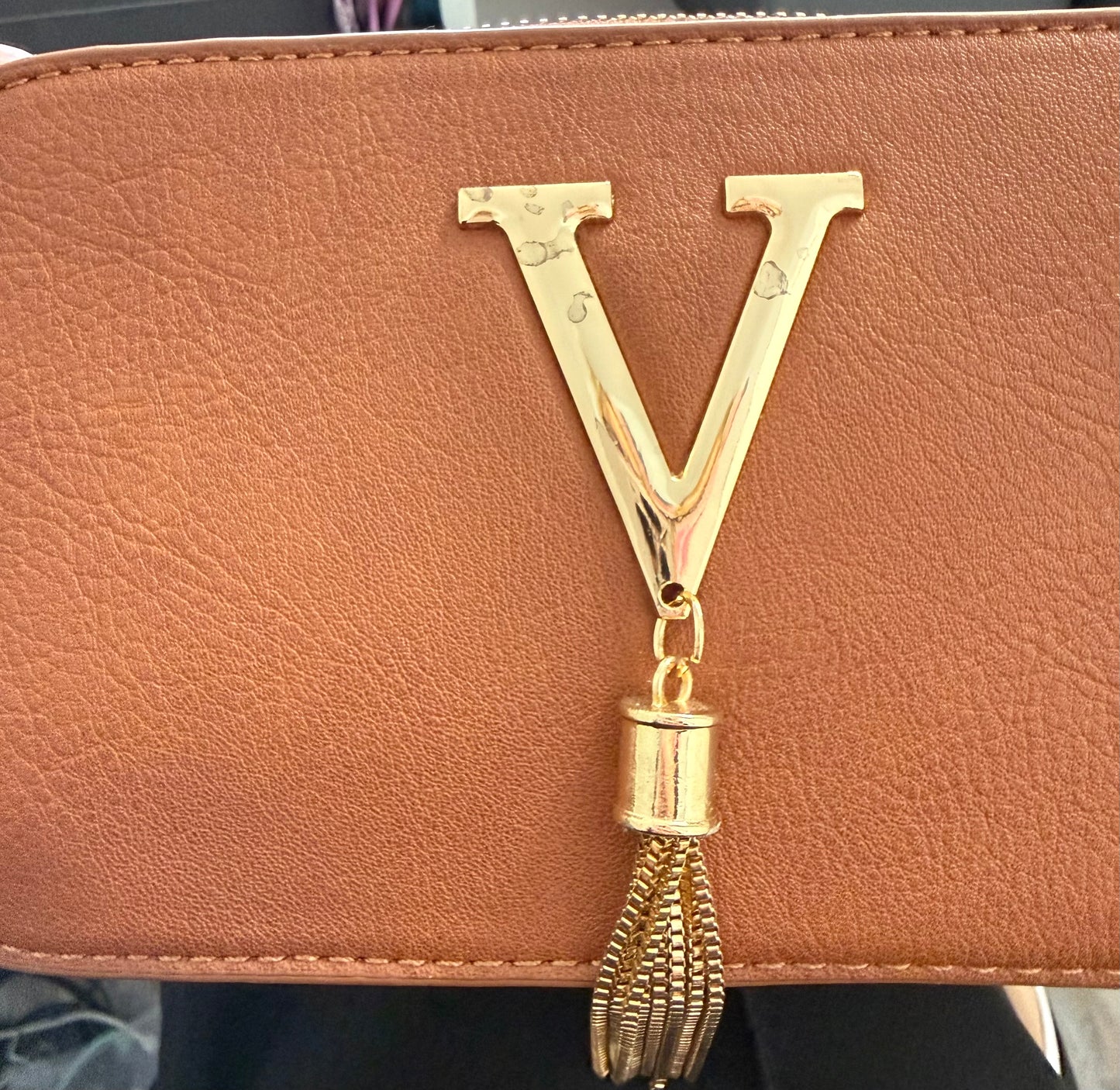 ** REDUCED DUE TO IMPERFECTION - METAL ON V TARNISHED - NO RETURN ** V Logo Tassel Box Bag