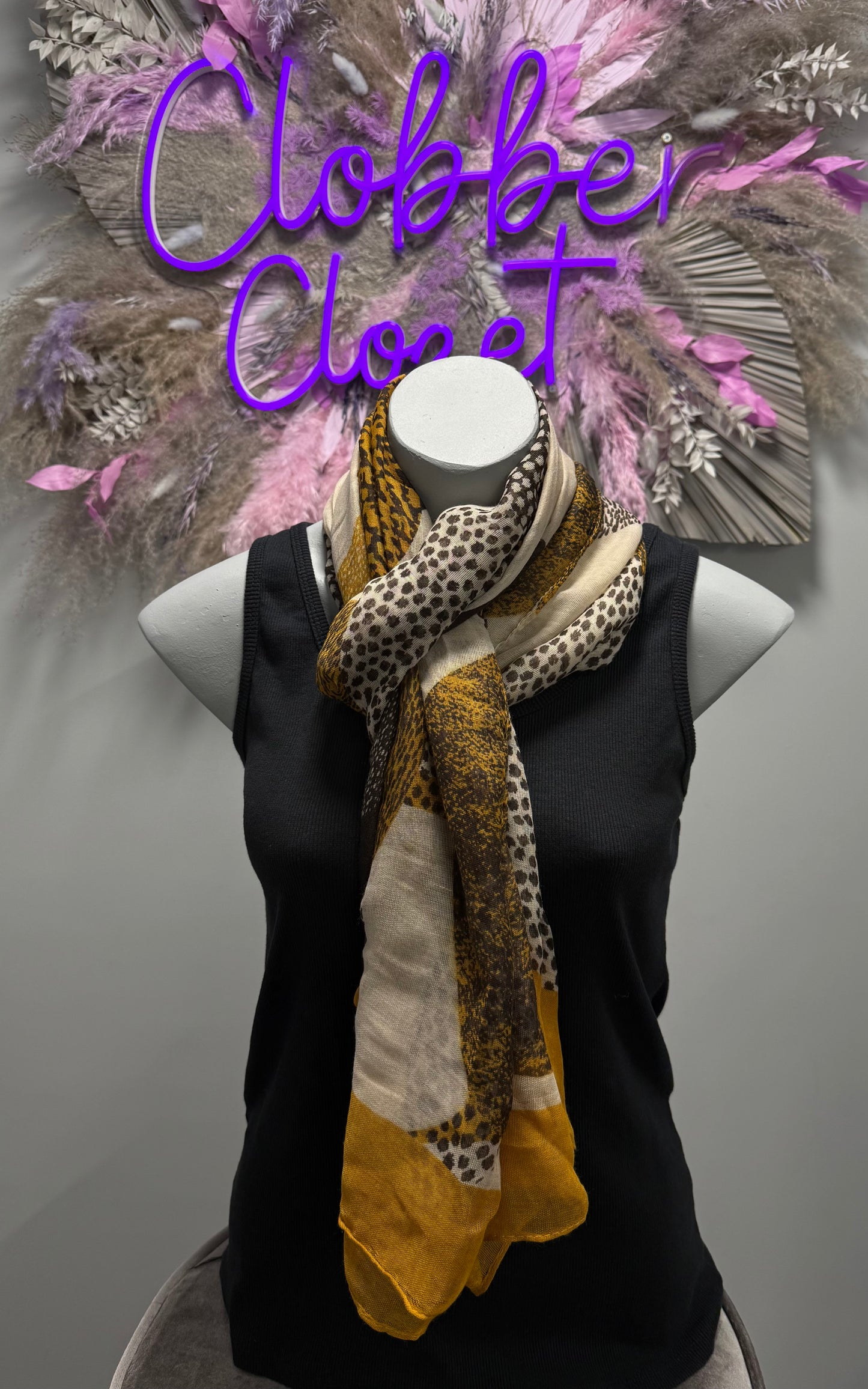 Leopard Dots Print
Scarf