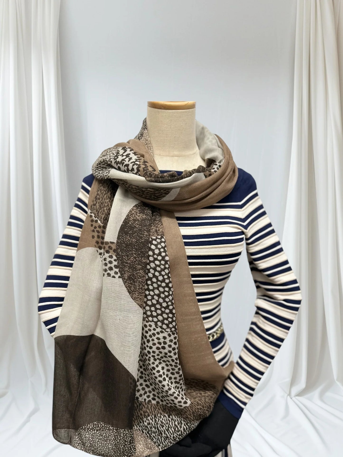 Leopard Dots Print
Scarf