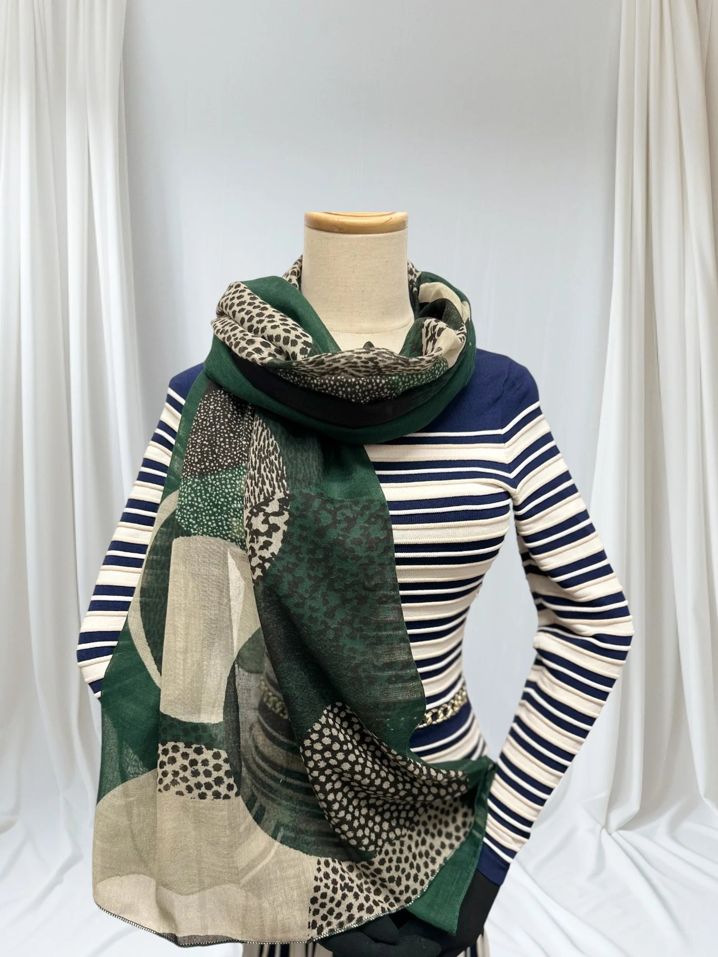 Leopard Dots Print
Scarf